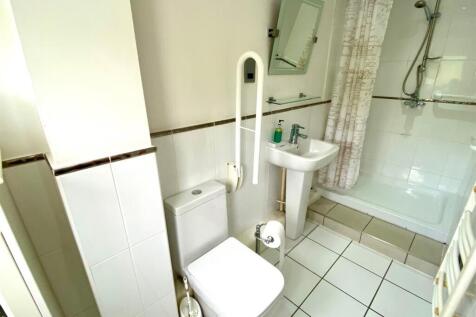 ensuite shower.jpg
