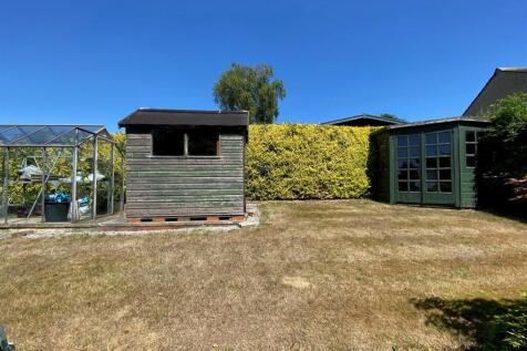 greenhouse and sheds to rear.jpg