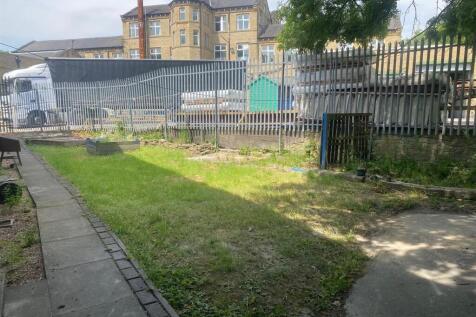 shared garden to rear.jpg