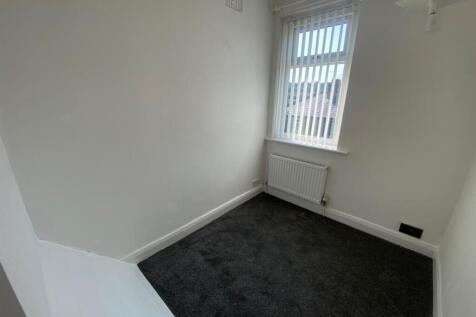 SMALL BEDROOM.jpg