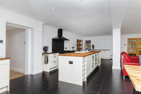 Bramleys Estate Agents - The Fairway - Fixby (4).j