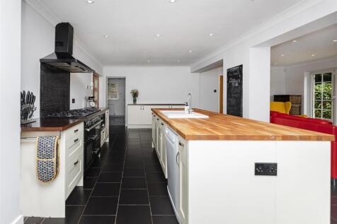 Bramleys Estate Agents - The Fairway - Fixby (7).j
