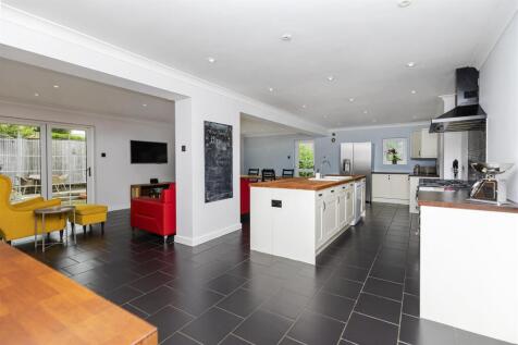Bramleys Estate Agents - The Fairway - Fixby (9).j