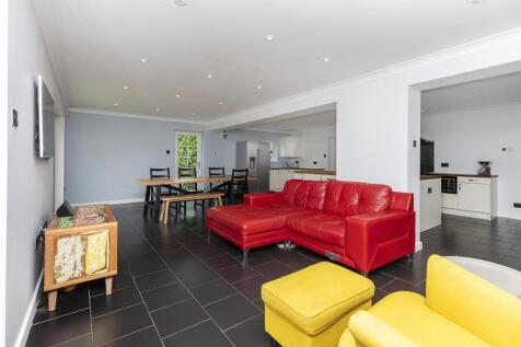 Bramleys Estate Agents - The Fairway - Fixby (11).