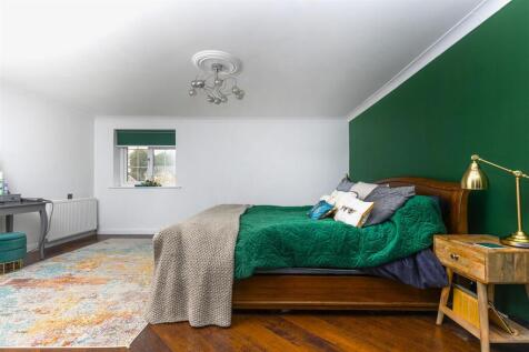 Bramleys Estate Agents - The Fairway - Fixby (33.)