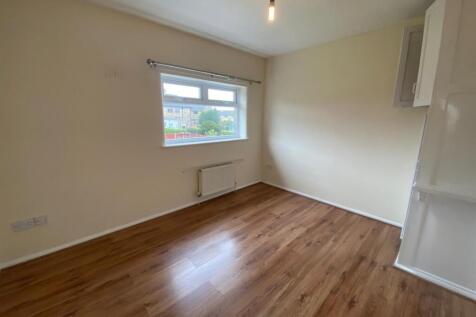 SMALL BEDROOM.jpg