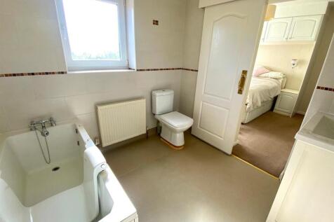 en-suite to ground floor bedroom.jpg