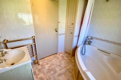 bathroom first floor 1.jpg