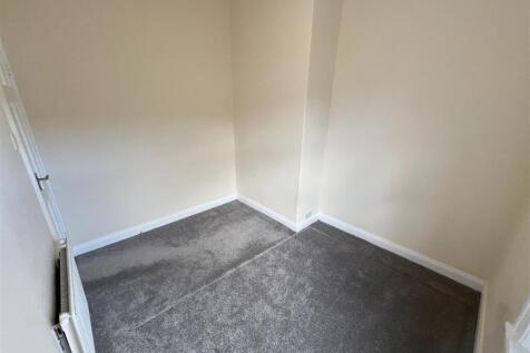 SMALL BEDROOM 1.jpeg