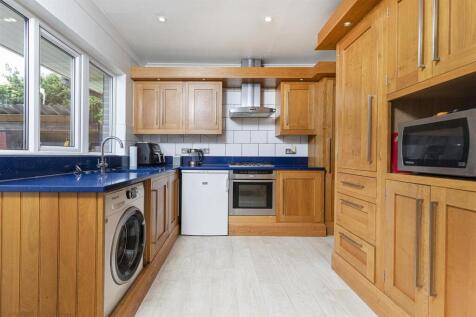 Bramleys Estate Agents - Gleneagles Way - Fixby (2