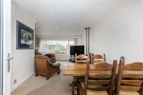 Bramleys Estate Agents - Gleneagles Way - Fixby (3