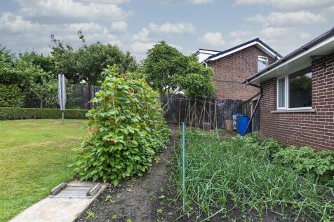 Bramleys Estate Agents - Gleneagles Way - Fixby (4