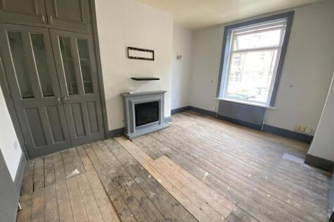 studio lounge bedroom on ground floor 18b.jpg