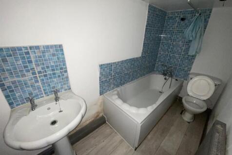 lower ground floor bathroom in 18b.jpg