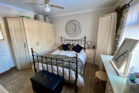 Bramleys Estate Agents - Edge Top - Thornhill - De