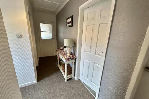 Bramleys Estate Agents - Cornmill Crescent (18).jp