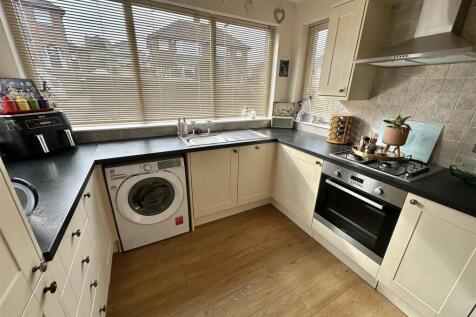 Bramleys Estate Agents - Cornmill Crescent (9).jpg