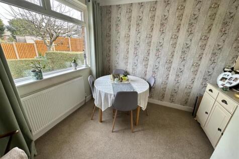 Bramleys Estate Agents - Cornmill Crescent (4).jpg