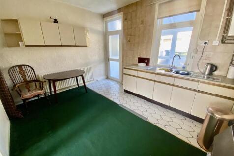 Bramleys Estate Agents - Lee Green - Mirfield (19)