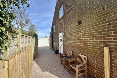 Bramleys Estate Agents - Balmfield Crescent (25).j