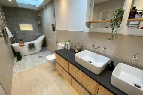 priory way 78 ensuite main.jpg