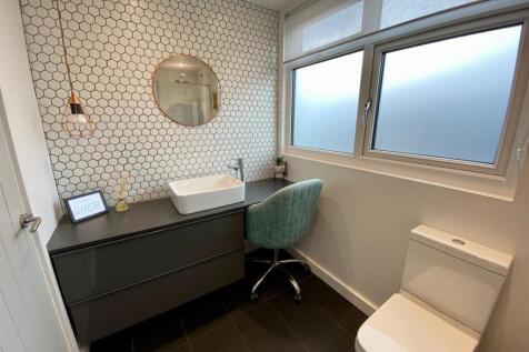 priory way 78 ensuite bed 2.jpg
