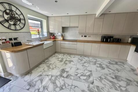 Bramleys Estate Agents - Little Green Lane - Heckm