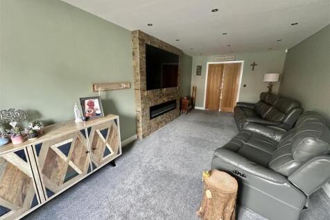 Bramleys Estate Agents - Little Green Lane - Heckm