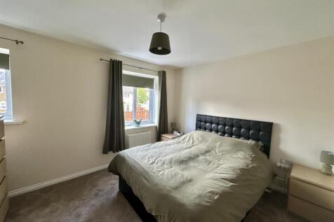 Bramleys Estate Agents - Little Green Lane - Heckm