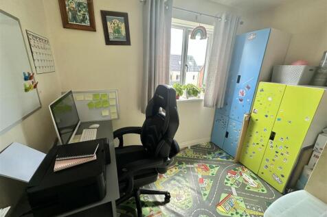 Bramleys Estate Agents - Little Green Lane - Heckm