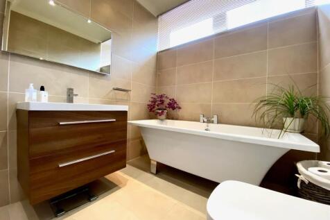bathroom 1.jpg