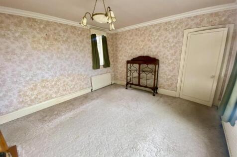Bramleys Estate Agents - Meadow Bank Crescent - Mi