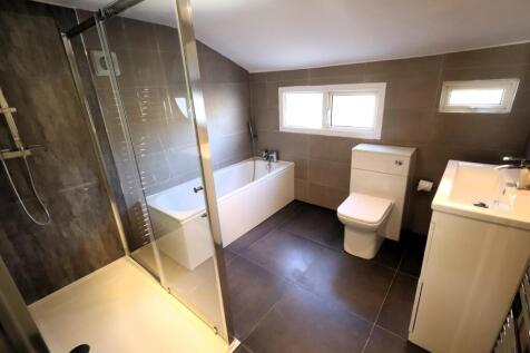Spacious Bathroom