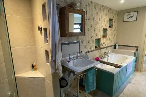 Bathroom,,..jpg