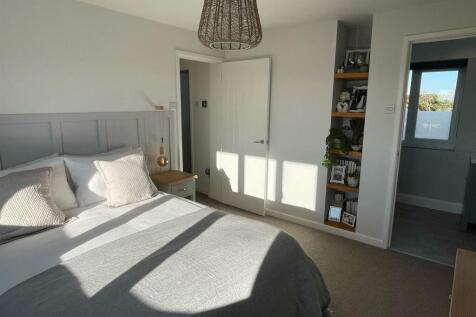 Bedroom,,..jpg