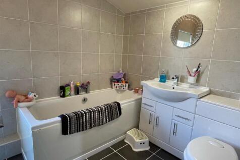 Bathroom..jpg