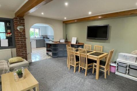 Kitchen dining.jpg