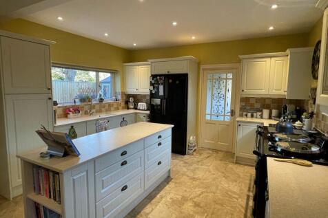 Kitchen2.jpg