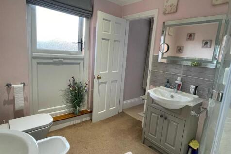 Bathroom 2.jpg