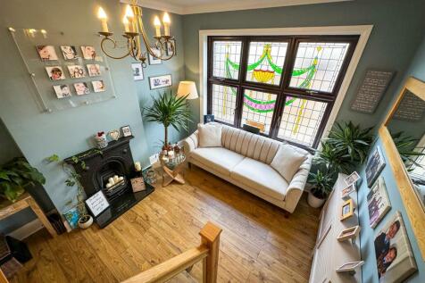 ALTERNATE VIEW OF SITTING ROOM