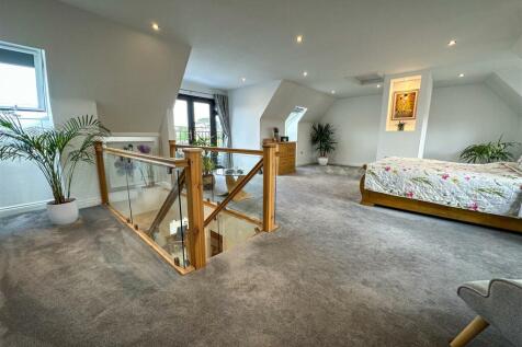 MASTER BEDROOM SUITE