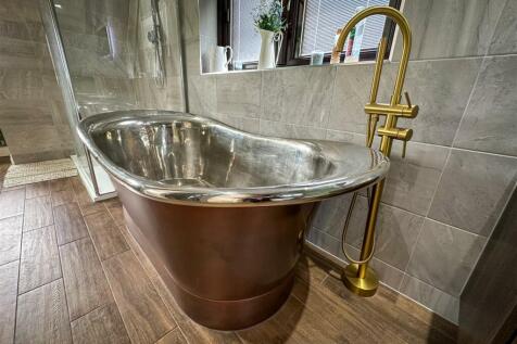 ALTERNATE VIEW OF EN-SUITE