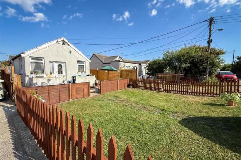 ALTERNATE VIEW OF FRONT GARDEN AREA