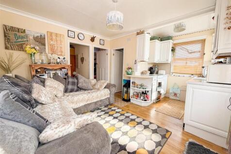 LOUNGE/KITCHENETTE