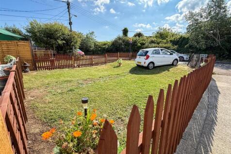 ALTERNATE VIEW OF FRONT GARDEN AREA