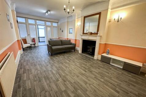 REAR LOUNGE