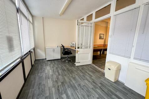STAFF/SUN ROOM