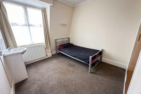 BEDROOM 16
