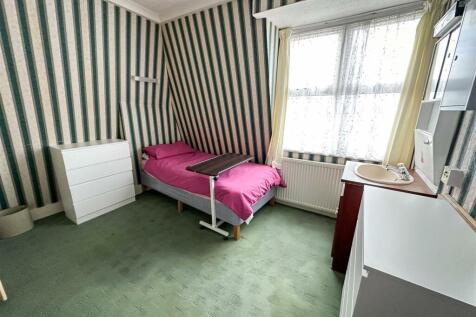 BEDROOM 17