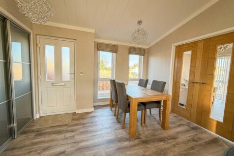 ALTERNATE VIEW OF KITCHEN/DINER